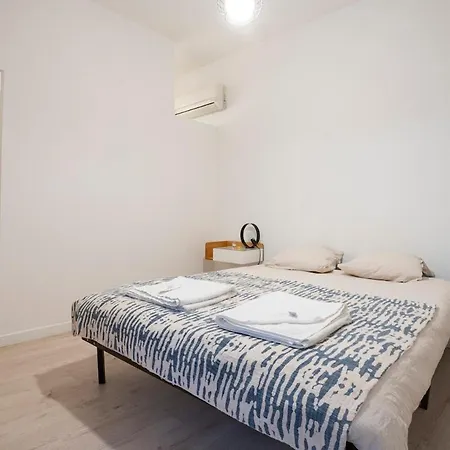 Le Saint Baudile 80sqm Parking Ac Church View