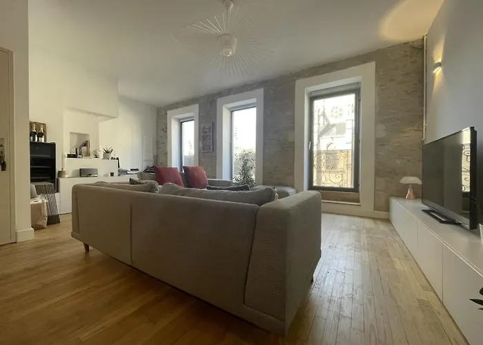 Le Saint Baudile 80sqm Parking Ac Church View Lägenhet *