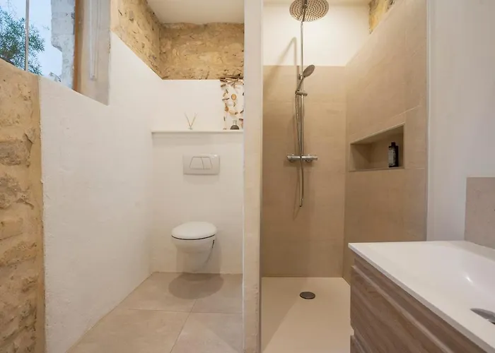 Le Saint Baudile 80sqm Parking Ac Church View Lägenhet