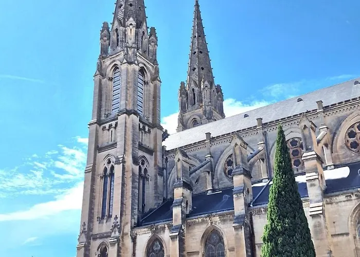 Le Saint Baudile 80sqm Parking Ac Church View Lägenhet *